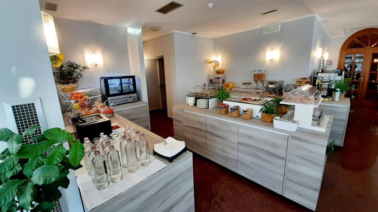 Hotel & Wellness Fra I Pini Lignano Sabbiadoro Exterior photo